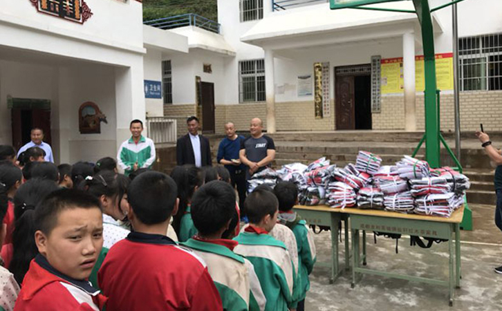 我公司領(lǐng)導赴大涼山園田小學慰問師生