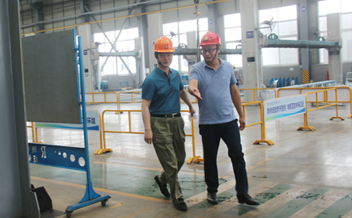 省市經(jīng)信委領(lǐng)導(dǎo)一行蒞臨我公司參觀指導(dǎo)